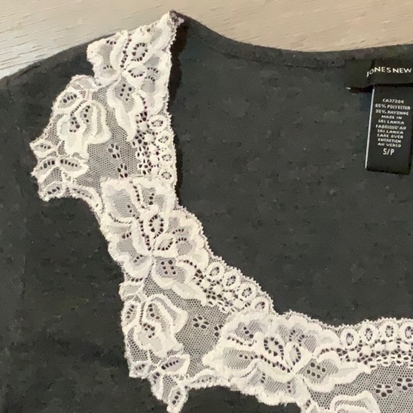 Jones New York Size Small Ladies Super Soft Grey TShirt with white lace collar. - Picture 3 of 7